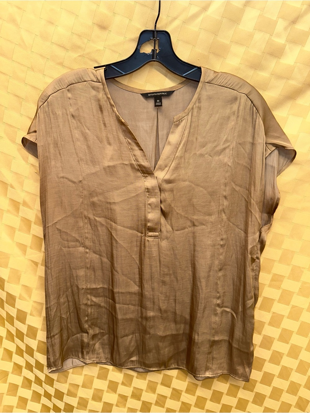 Banana Republic Women's Tan Short-Sleeve Split-Neck Blouse
